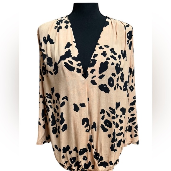 SAM & LAVI CHEETAH PRINT FAUX WRAP V-NECK BLOUSE SIZE SMALL🤎🖤 - Picture 2 of 8
